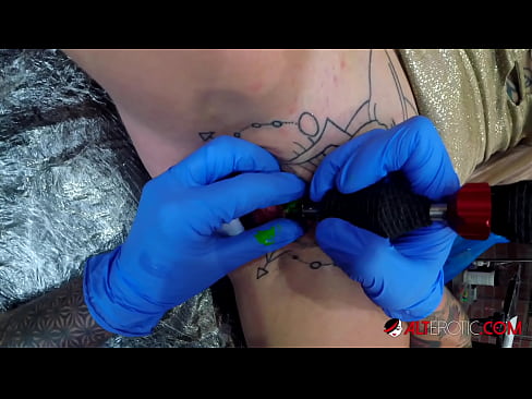 ❤️ Ekstrèmman tatoue hottie Sully Savage te fè yon tatoo sou klitoris li ❤️❌ Pornografi difisil nan pònografi ht.villagesexvideos.ru